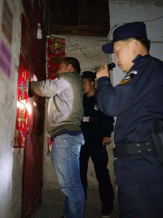 合川粗心妈妈误将幼女锁家中 民警全城寻开锁师傅开门